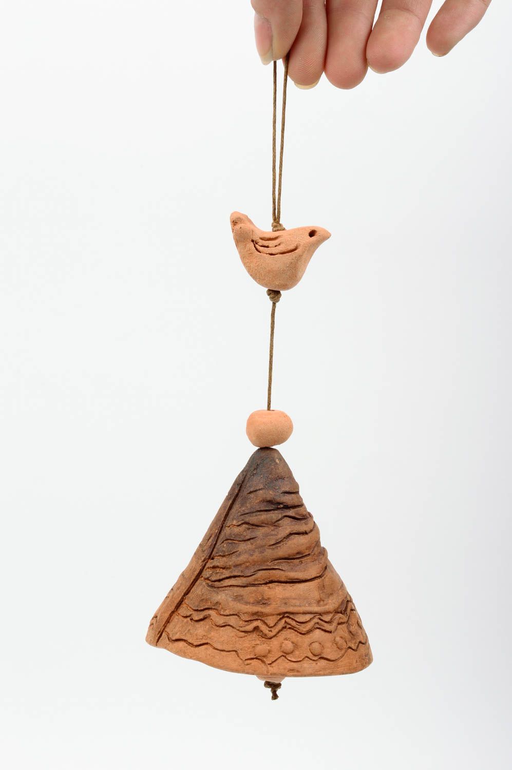Глиняный авторский колокольчик ручной работы украшенный керамической птичкой фото 2