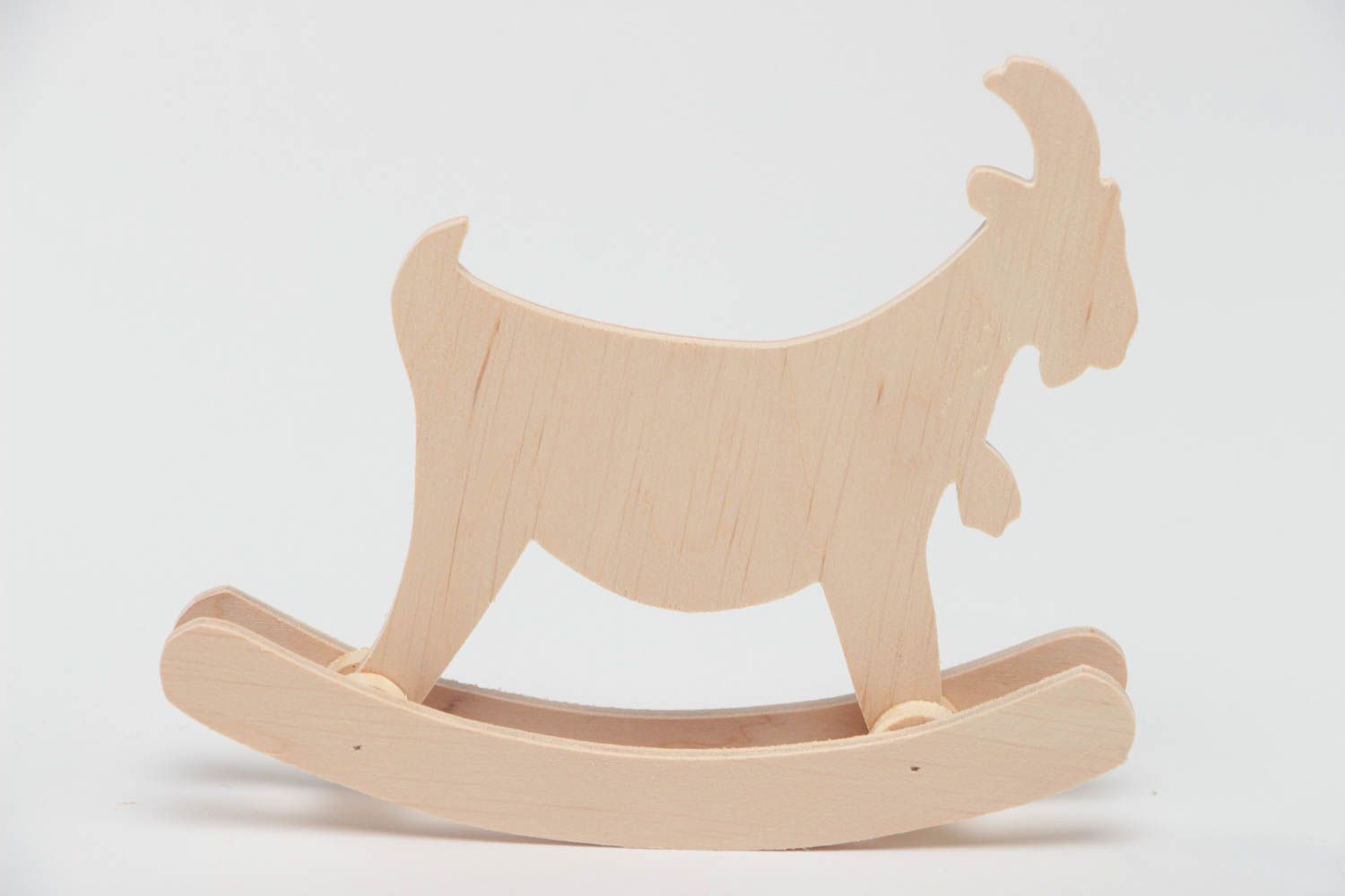 Petit jouet en bois brut fait main en forme de chèvre à bascule à décorer  photo 2