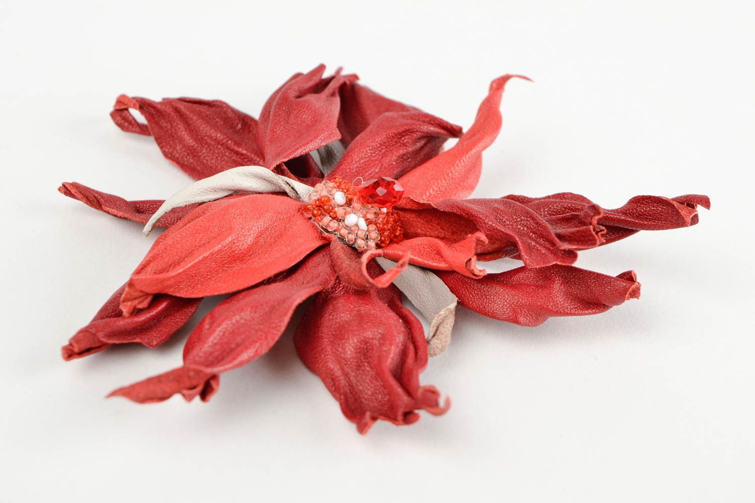 Broche fleur Bijou fantaisie fait main en cuir naturel rouge Accessoire femme photo 4