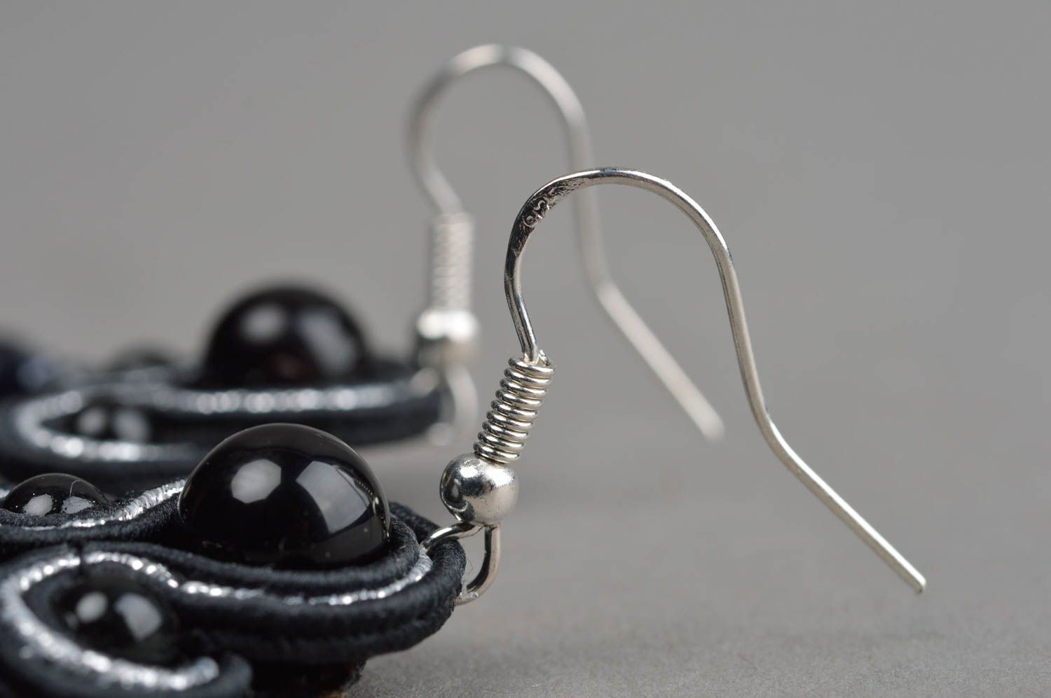 Boucles d'oreilles textiles noires soutache avec perles fantaisie faites main photo 4
