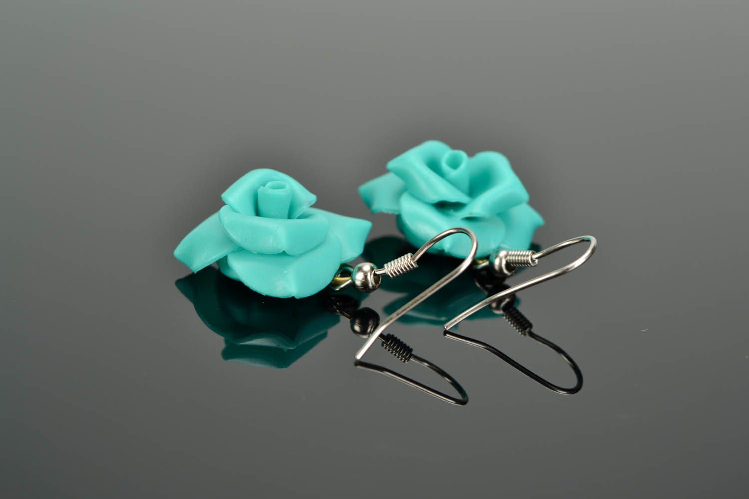 Boucles d'oreilles en pâte polymère Roses turquoises photo 1