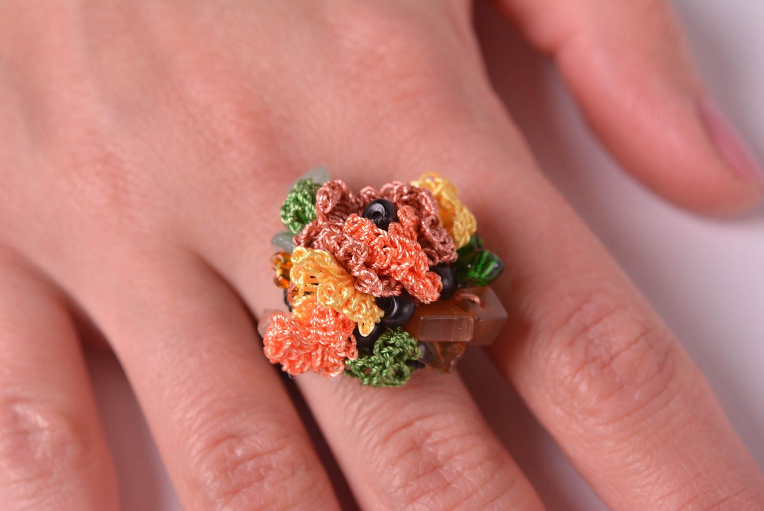Вязаное украшение кольцо ручной работы бижутерия кольцо с бисером и камнями фото 3