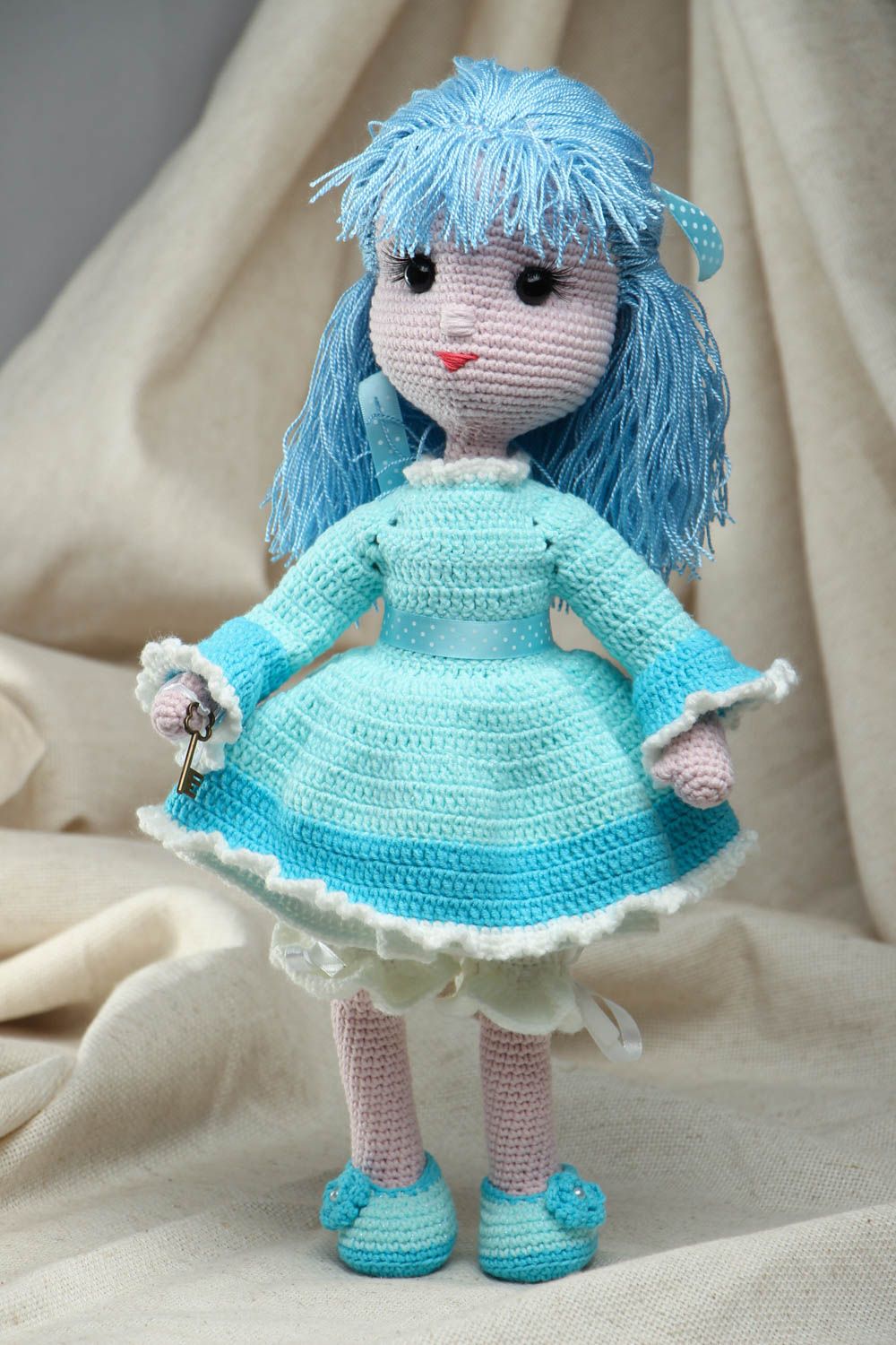 Вязаная игрушка кукла с голубыми волосами  фото 1