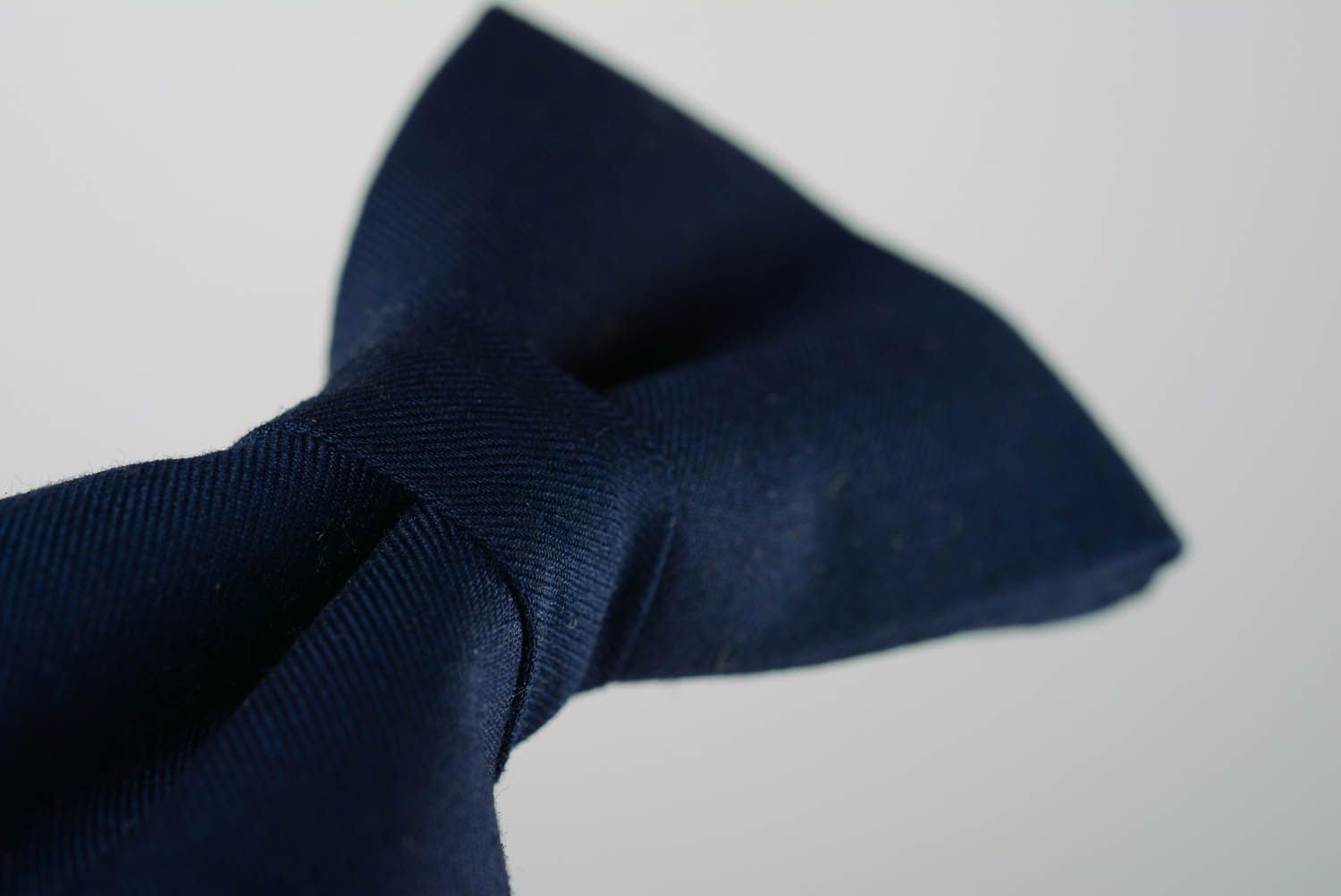 Gravata borboleta azul escura costurada de gabardine foto 4