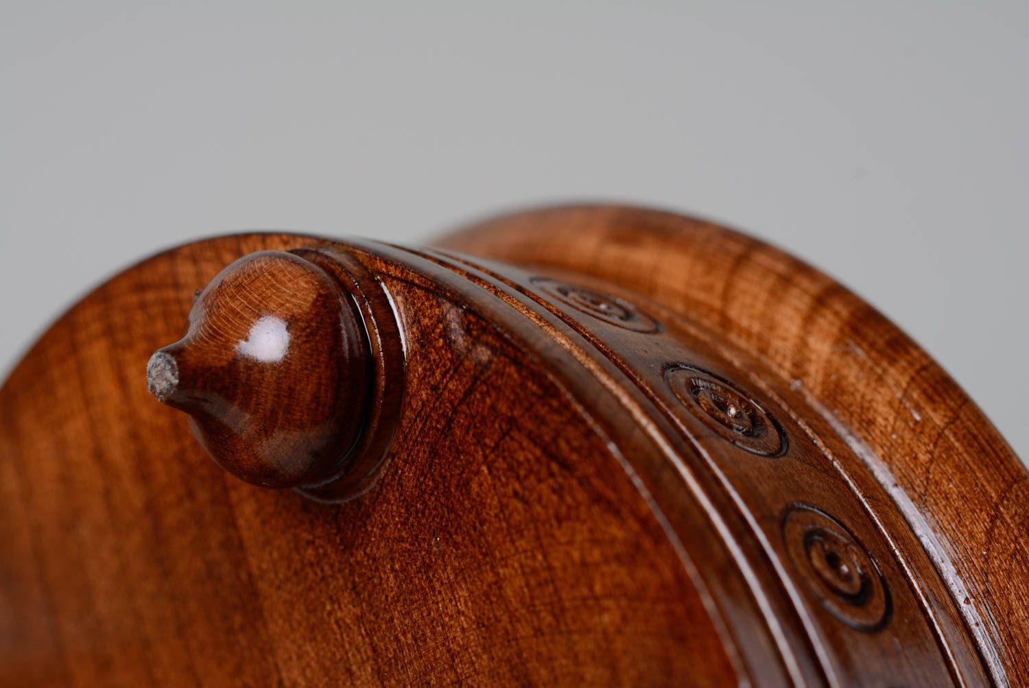 Круглая деревянная конфетница лакированная фото 4