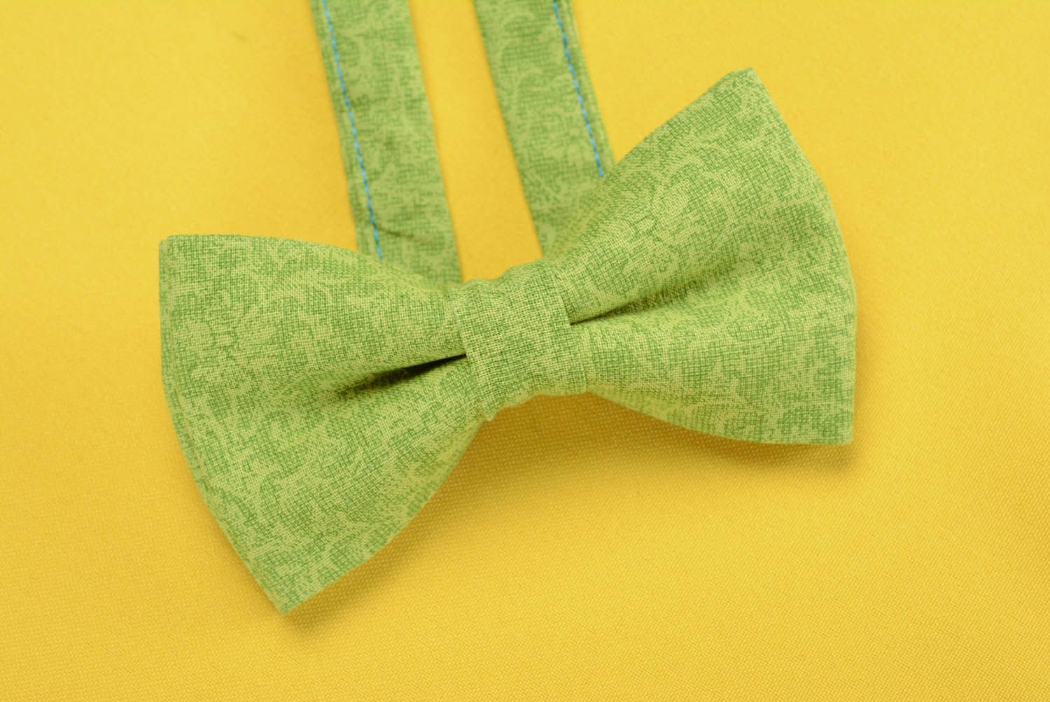 Gravata-borboleta feita à mão com padrão verde foto 3
