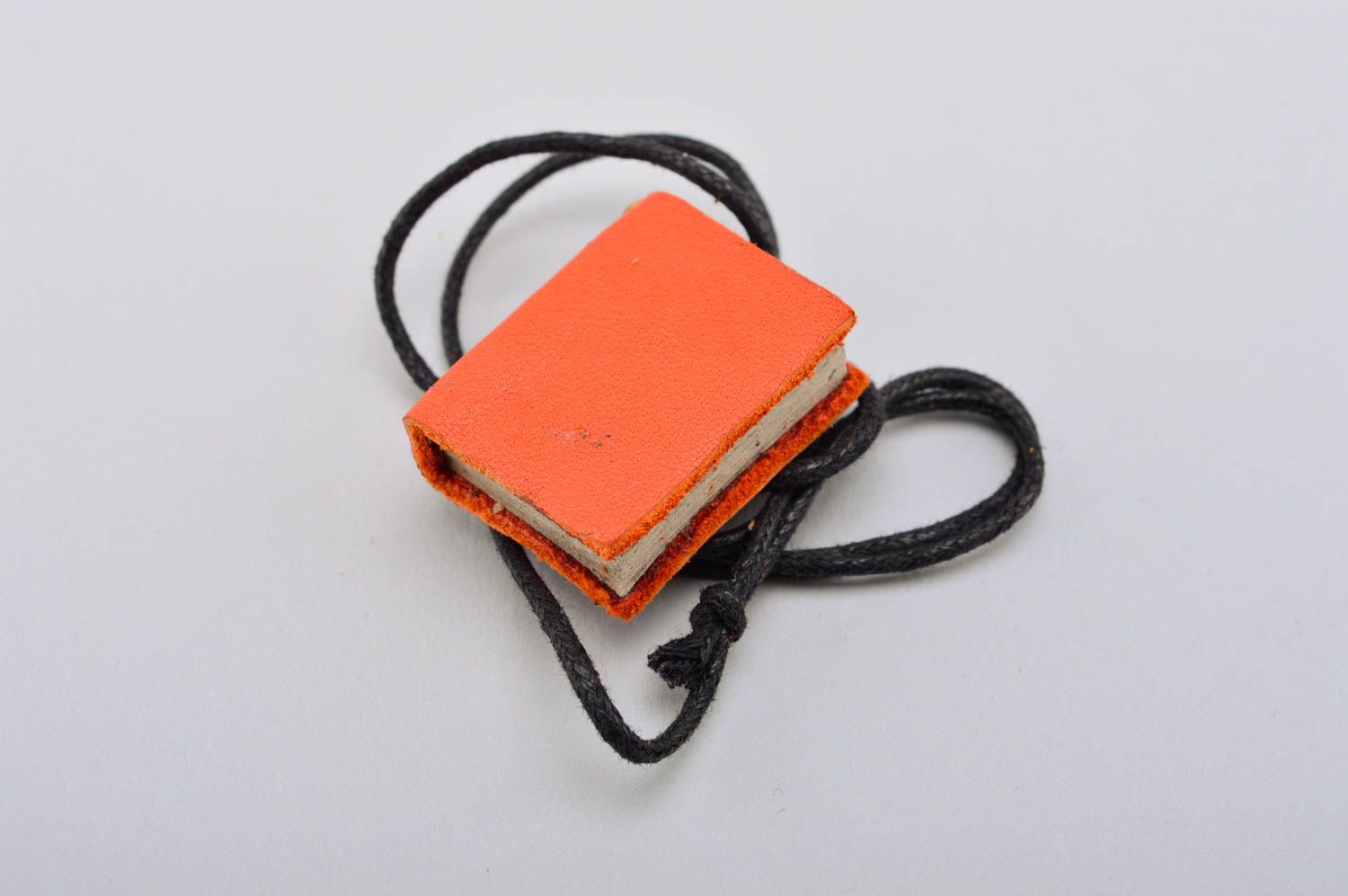 Pendentif livre orange Bijou fait main en cuir et carton sur cordon Cadeau femme photo 5