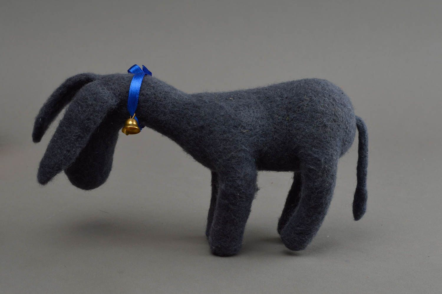 Peluche âne bleu foncé en laine feutrée faite main originale pour enfant photo 3