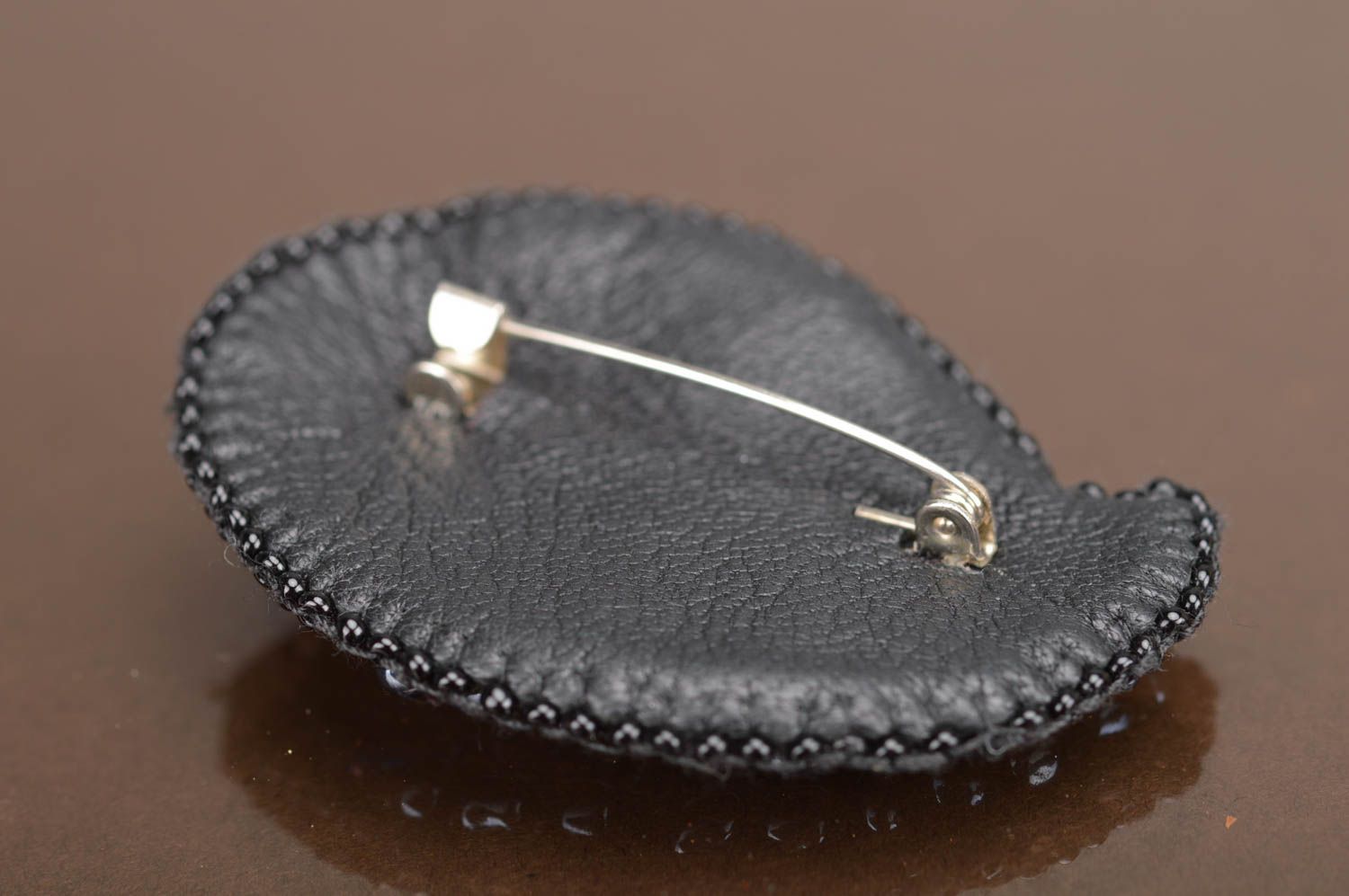 Broche en perles de rocaille brodée faite main petite accessoire pour femme photo 4