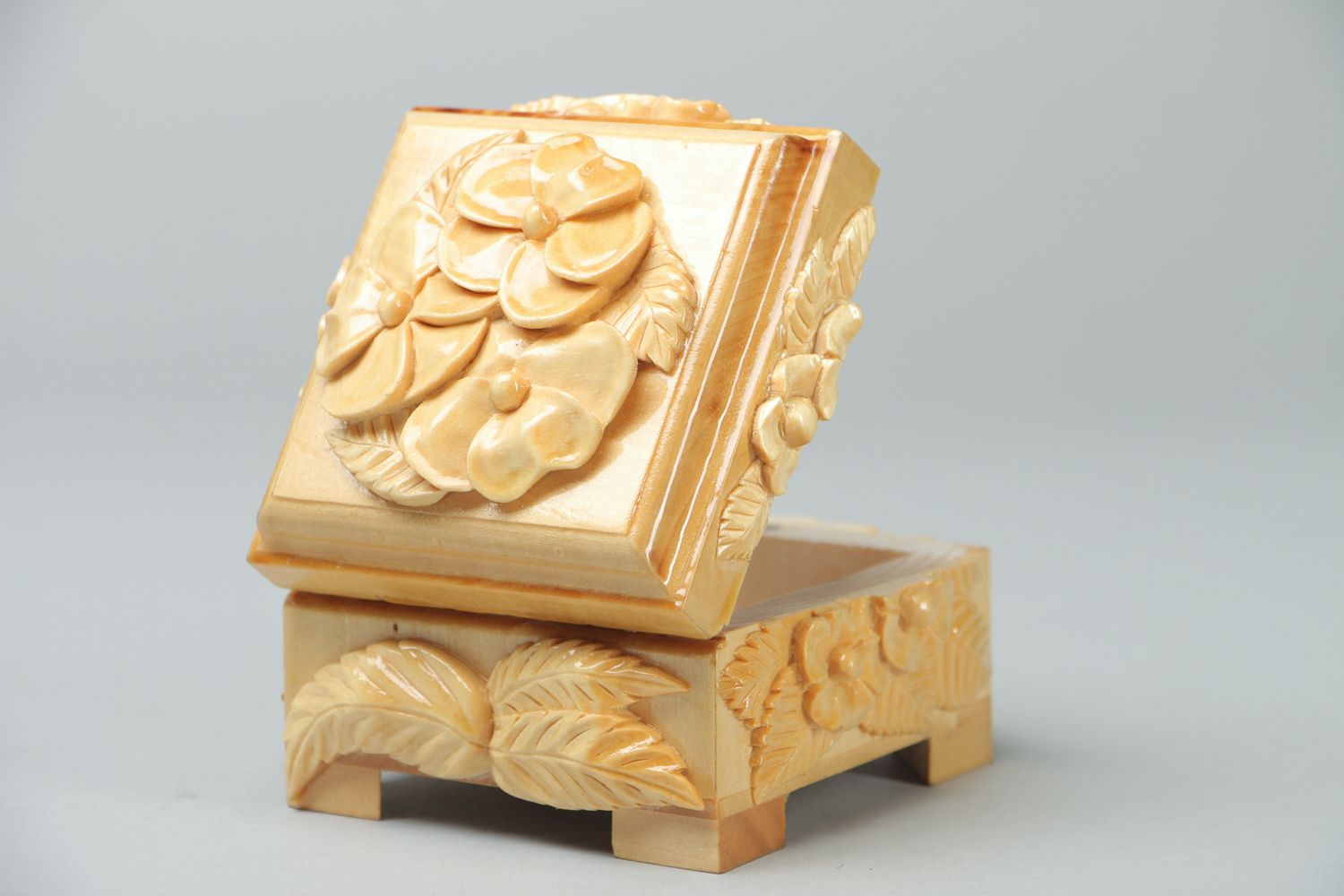 Boîte à bijoux sculptée en bois clair  photo 2