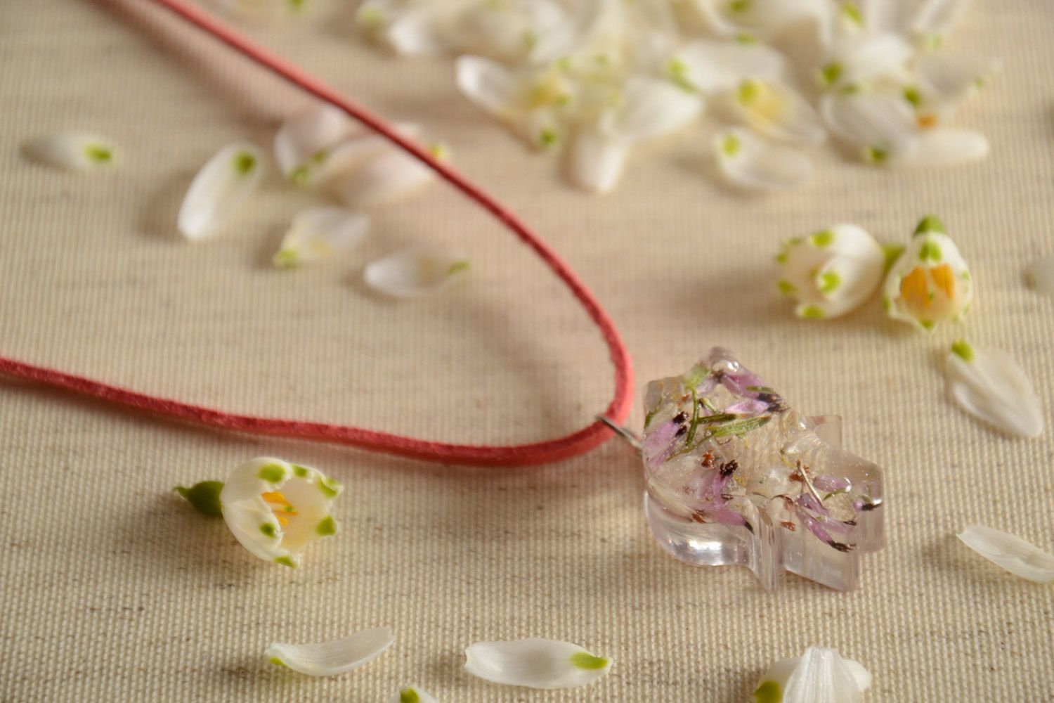Colgante artesanal con flores en resina epoxi con cordón de gamuza rosado  foto 1