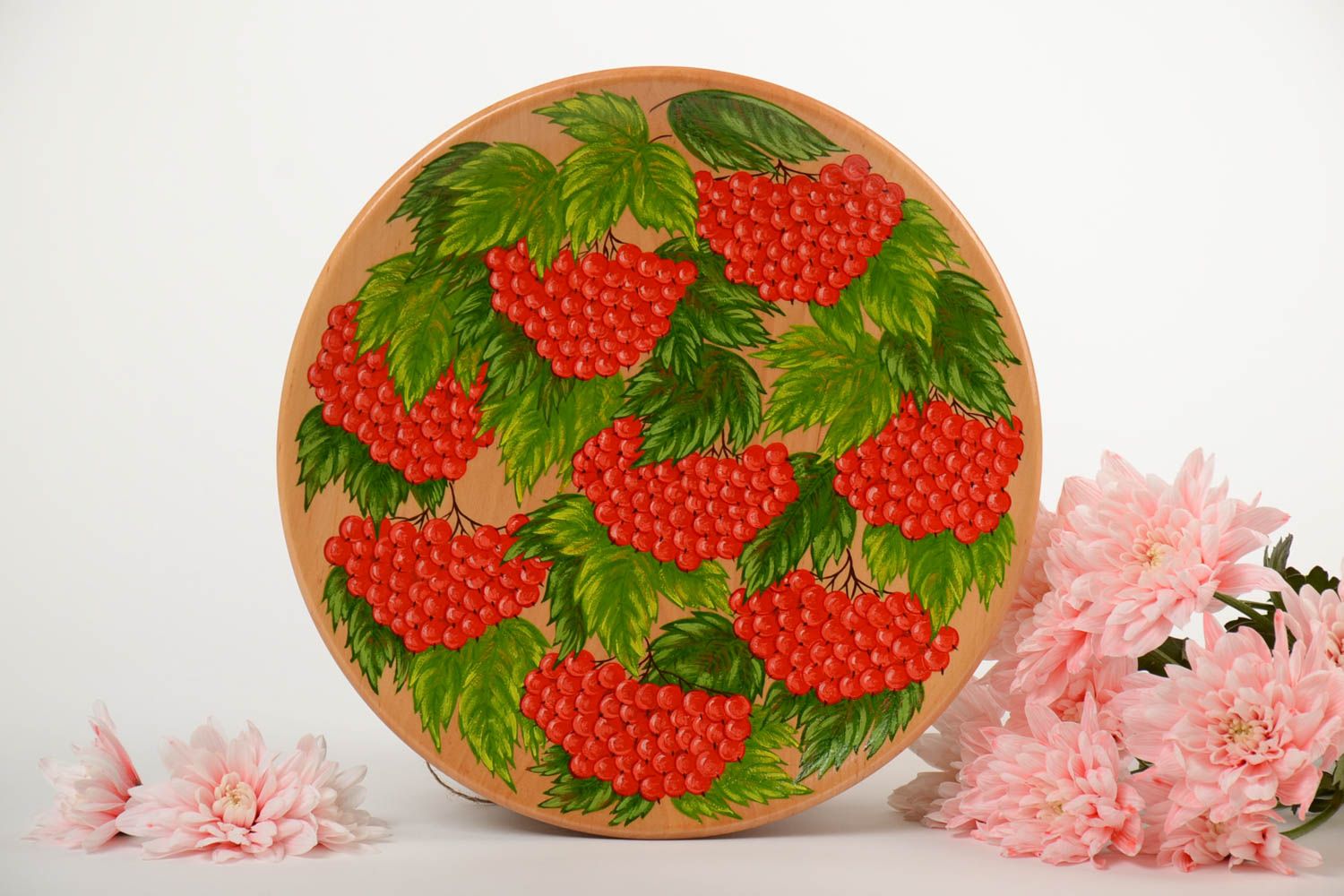 Декоративная тарелка на стену деревянная с ягодами калины красивая ручной работы фото 1