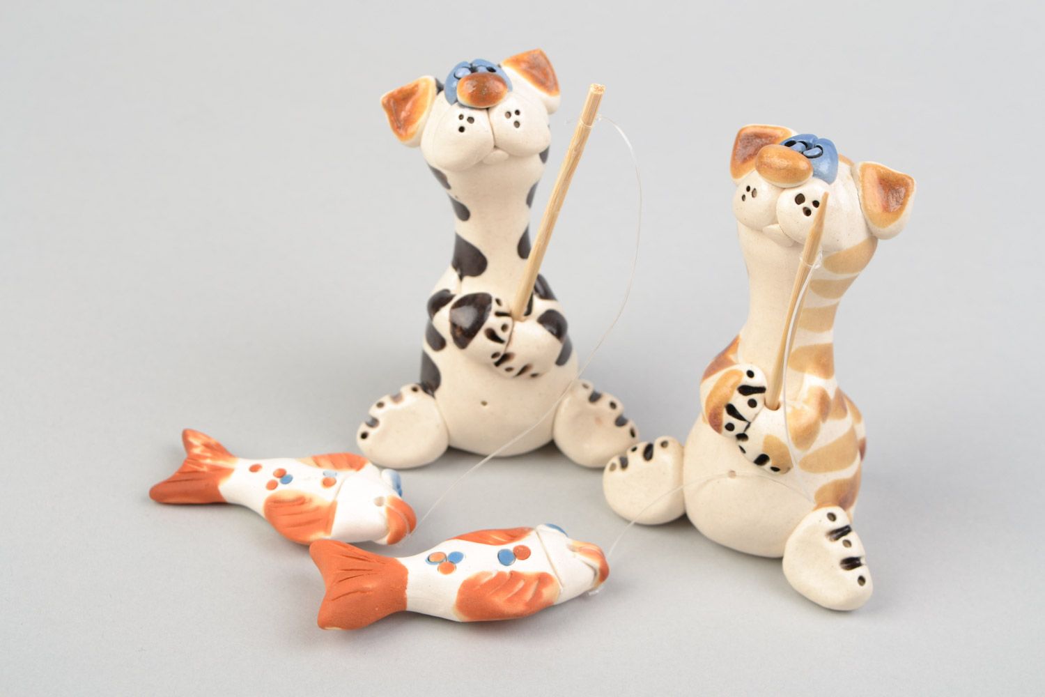 Conjunto de figuras de barro de cerámica artesanal gatos con peces foto 1