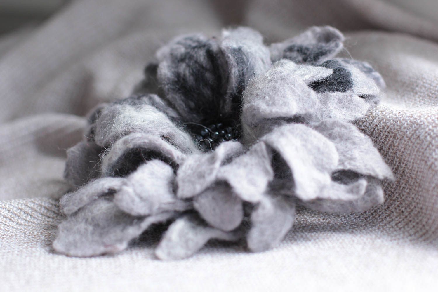 Broche grise Bijou fait main laine feutrée Accessoire femme perles rocaille photo 5