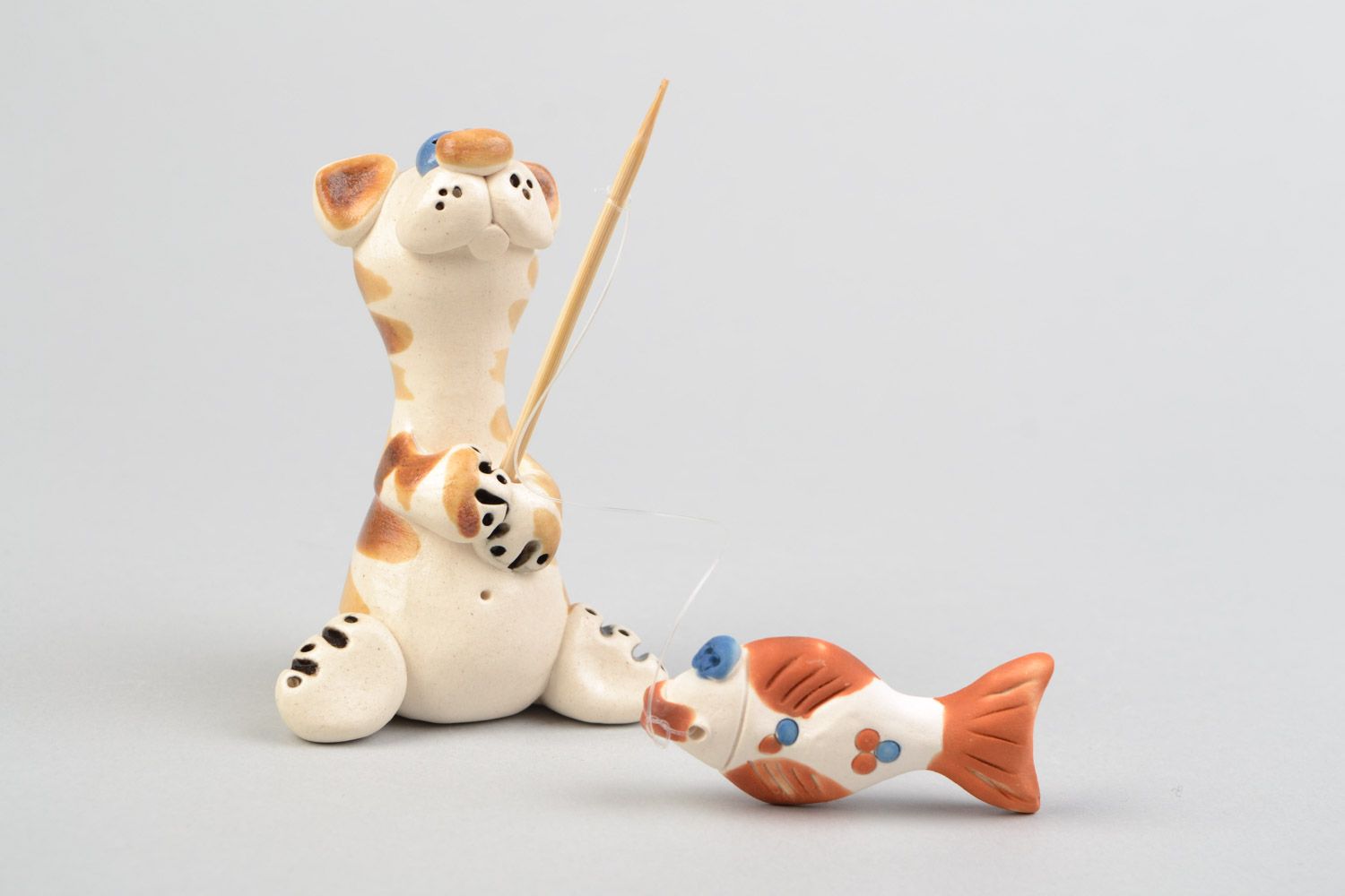 Figura cerámica gato pescador modelado y pintado con esmalte artesanal foto 1
