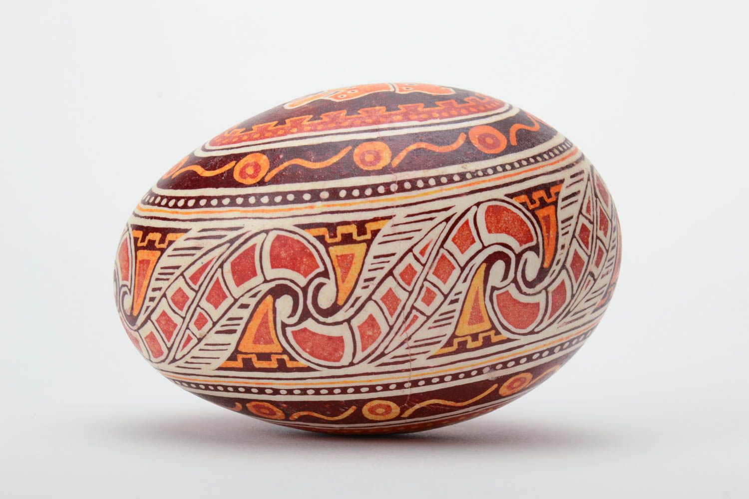 Huevo de ganso de Pascua pintado en la técnica de cera artesanal de color rojo burdeos foto 3