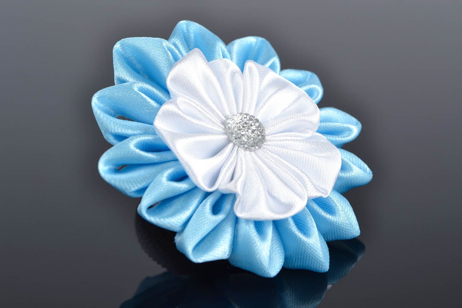 Élastique à cheveux fleur en blanc et bleu clair rubans de satin fait main photo 1
