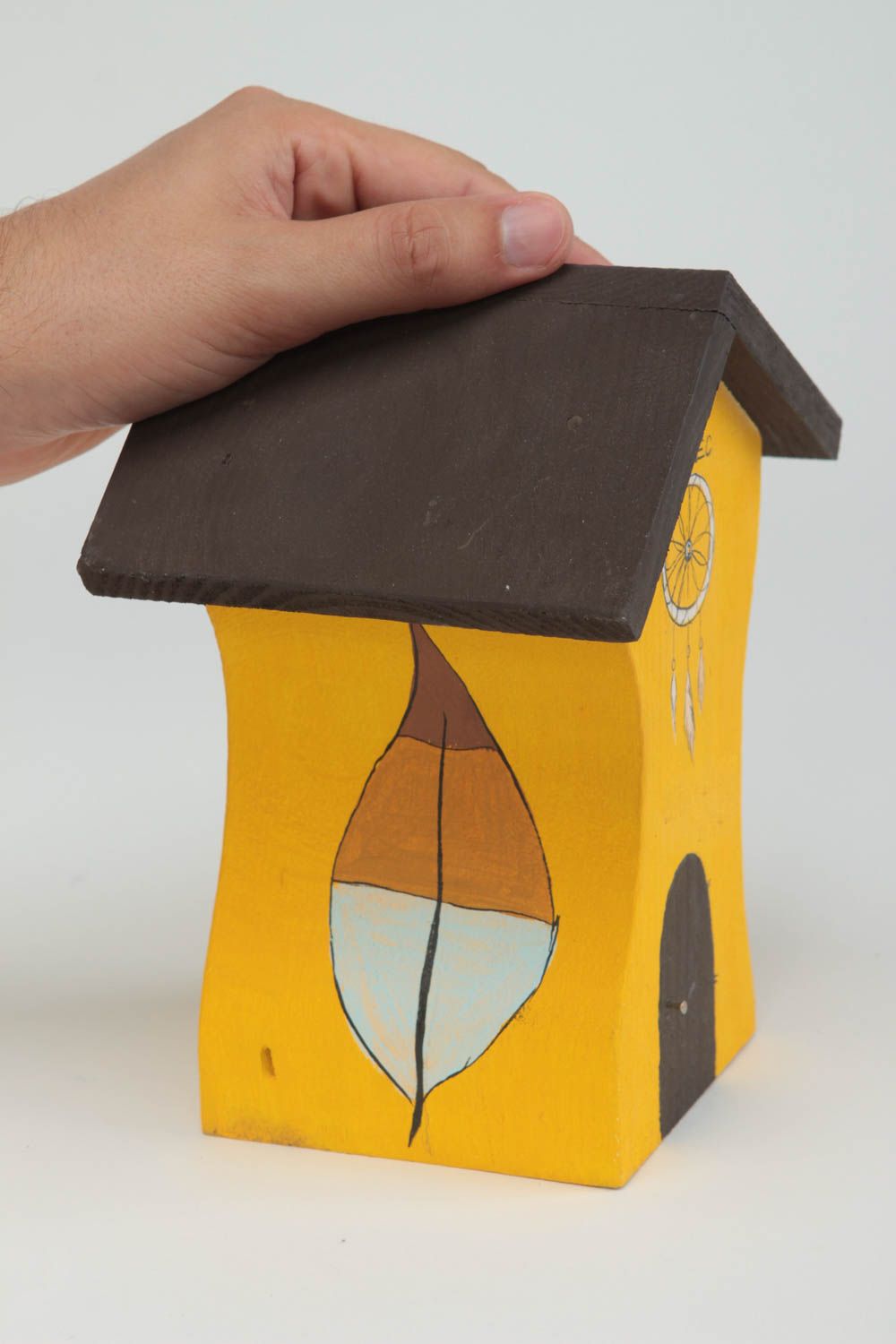 Деревянная статуэтка домик небольшой желтый с коричневой крышей ручной работы фото 5