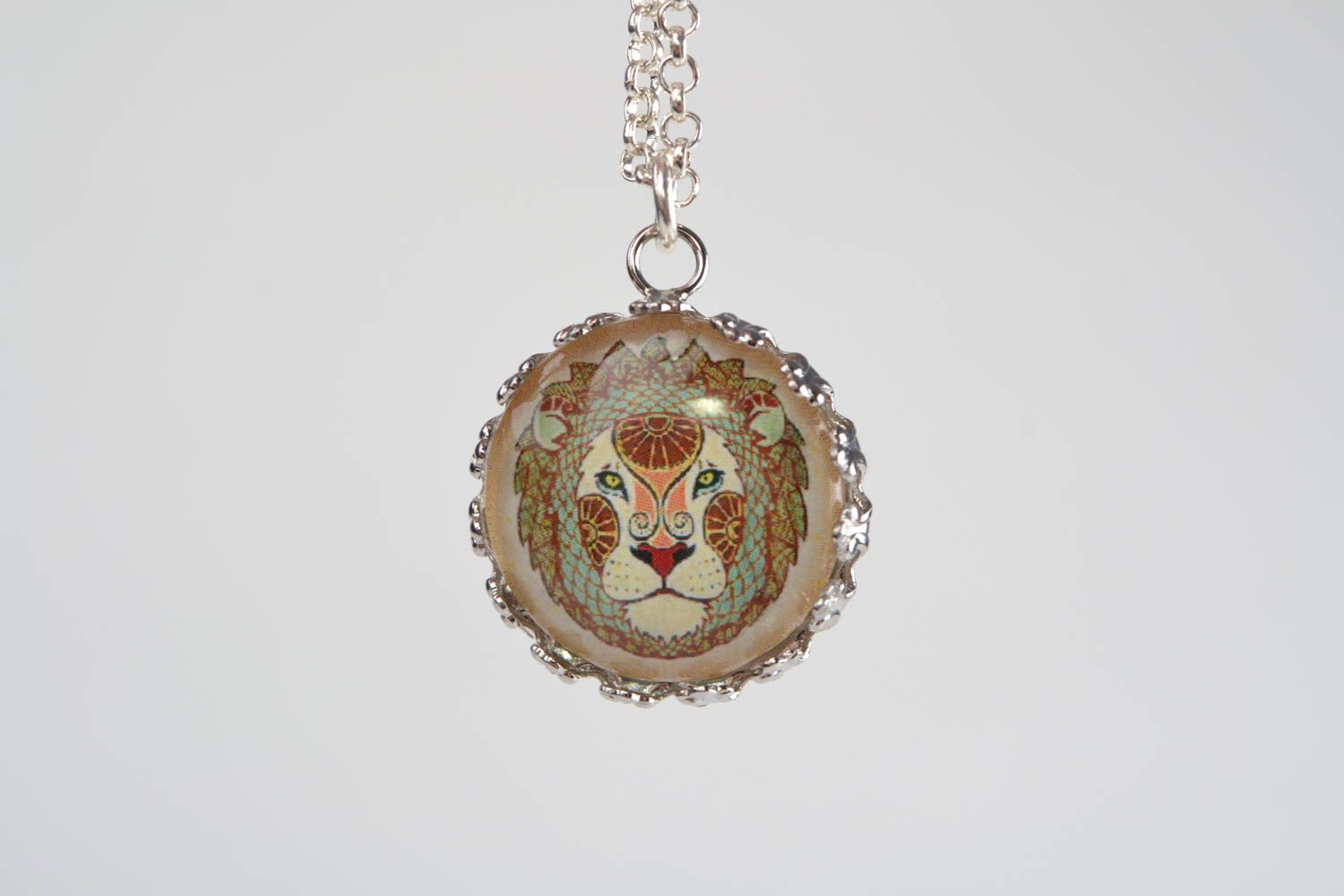 Кулон со знаком зодиака Лев стеклянный на цепочке из металла ручной работы фото 4