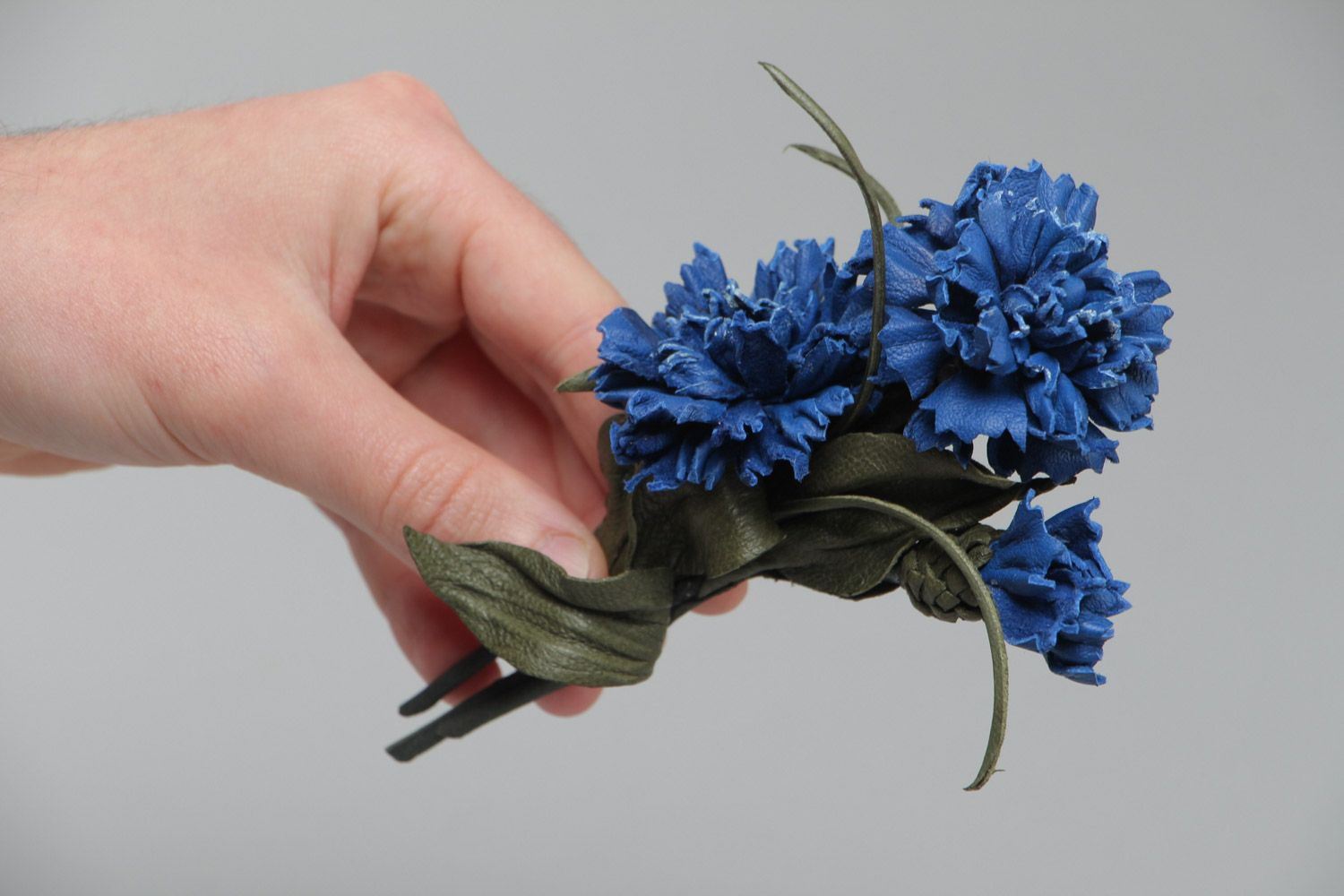 Schöne künstlerische handmade blaue Brosche aus Leder in Form der Flockenblumen foto 6