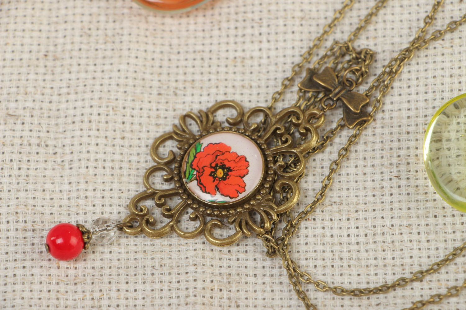 Petit pendentif en résine et métal avec fleur fait main pour femme Pavot photo 1
