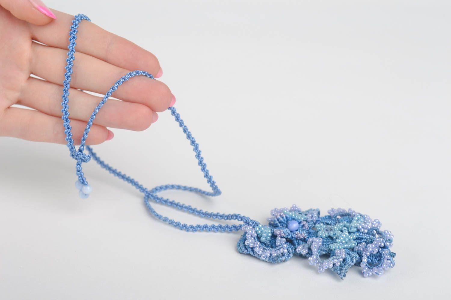 Pendentif bleu Bijou fait main perles de rocaille macramé design Cadeau original photo 5