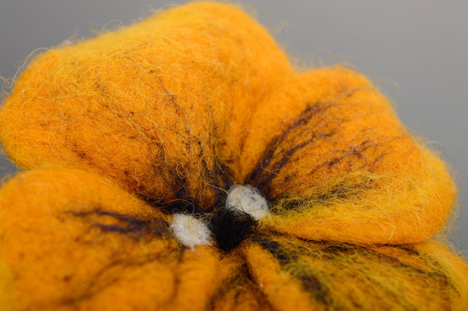 Broche en laine faite main technique de feutrage Fleur jaune photo 2