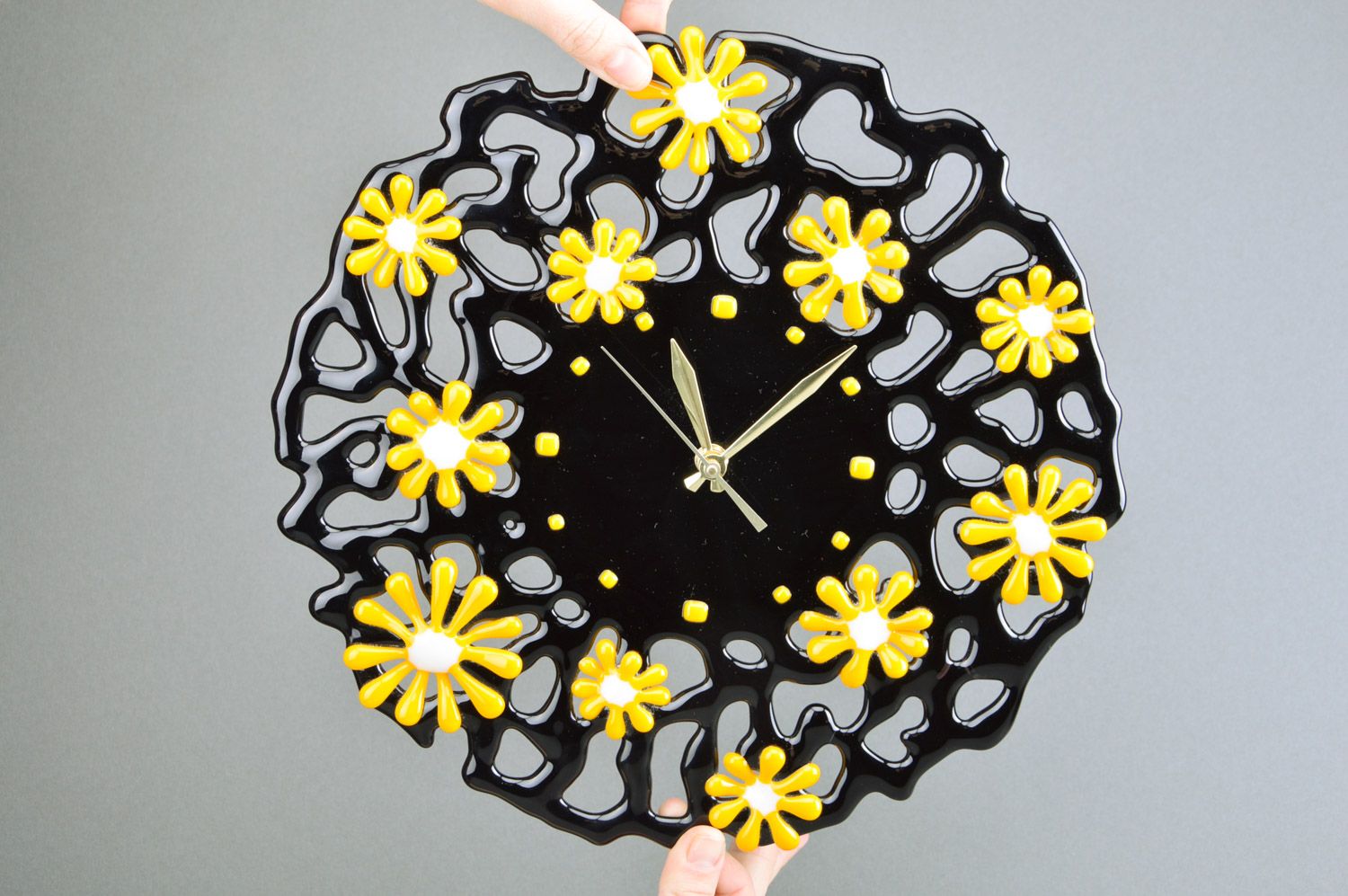 Handmade runde schwarze originelle Deko Wanduhr aus Fusing Glas mit gelben Blumen foto 3