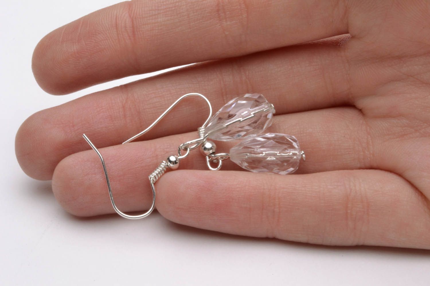 Boucles d'oreilles pendantes transparentes faites main photo 4