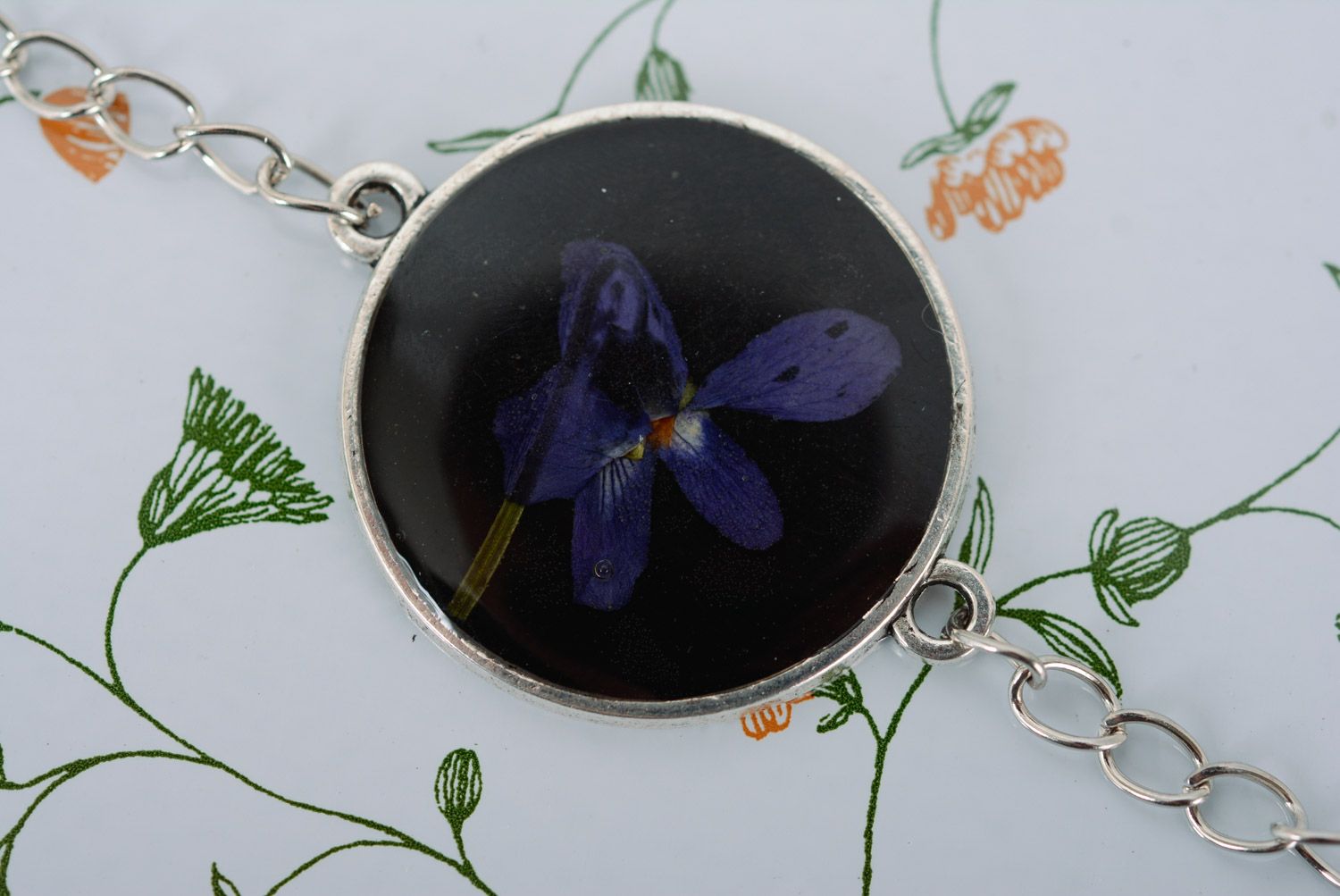 Handmade women's wrist bracelet with metal chain and dark flower in epoxy resin photo 2