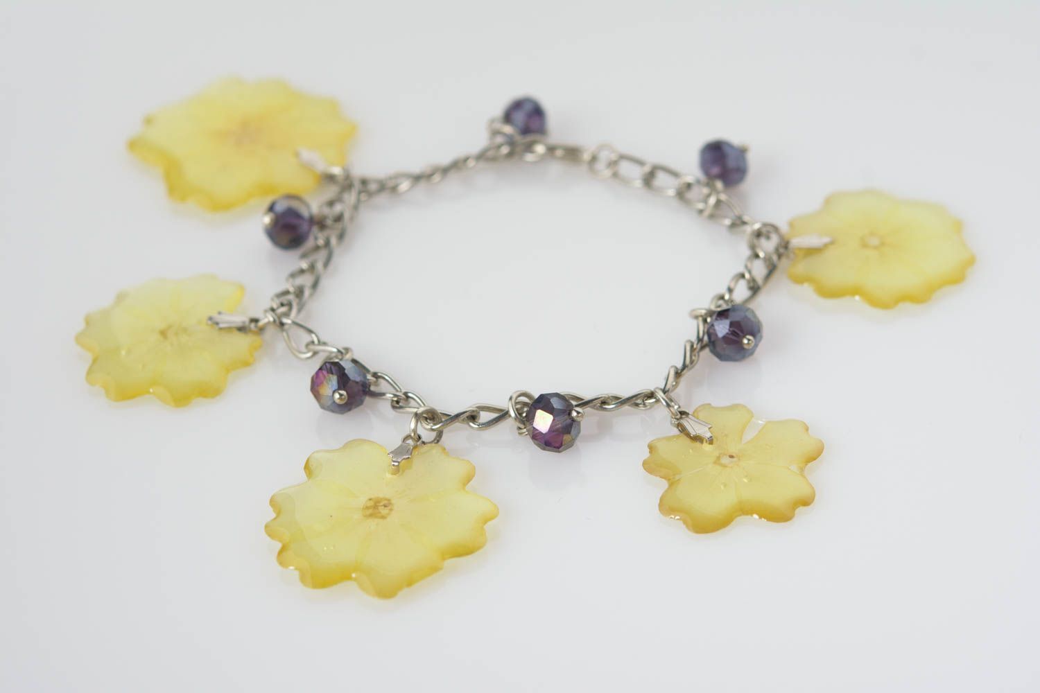 Bracelet avec fleurs séchées en résine époxyde fait main jaune-mauve sur chaîne photo 1