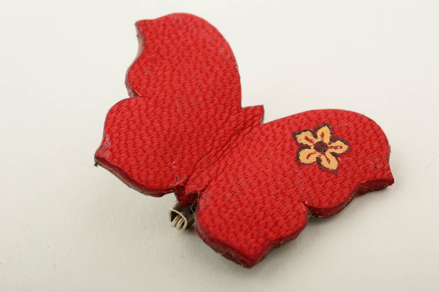 Petite Broche rouge faite main Bijou en cuir forme de papillon Cadeau femme photo 3