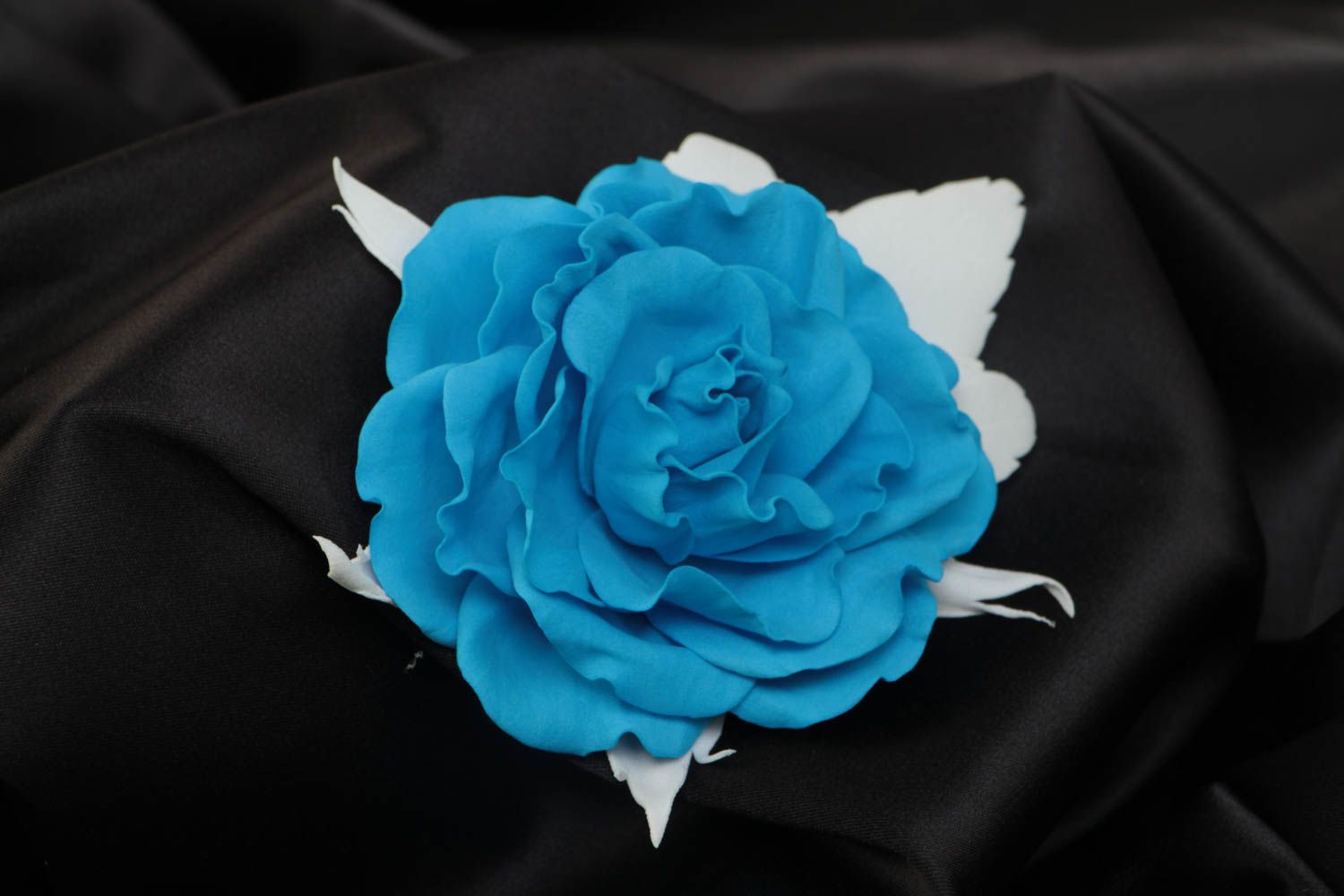 Broche en foamiran en forme de rose bleu blanc faite main grand accessoire photo 1