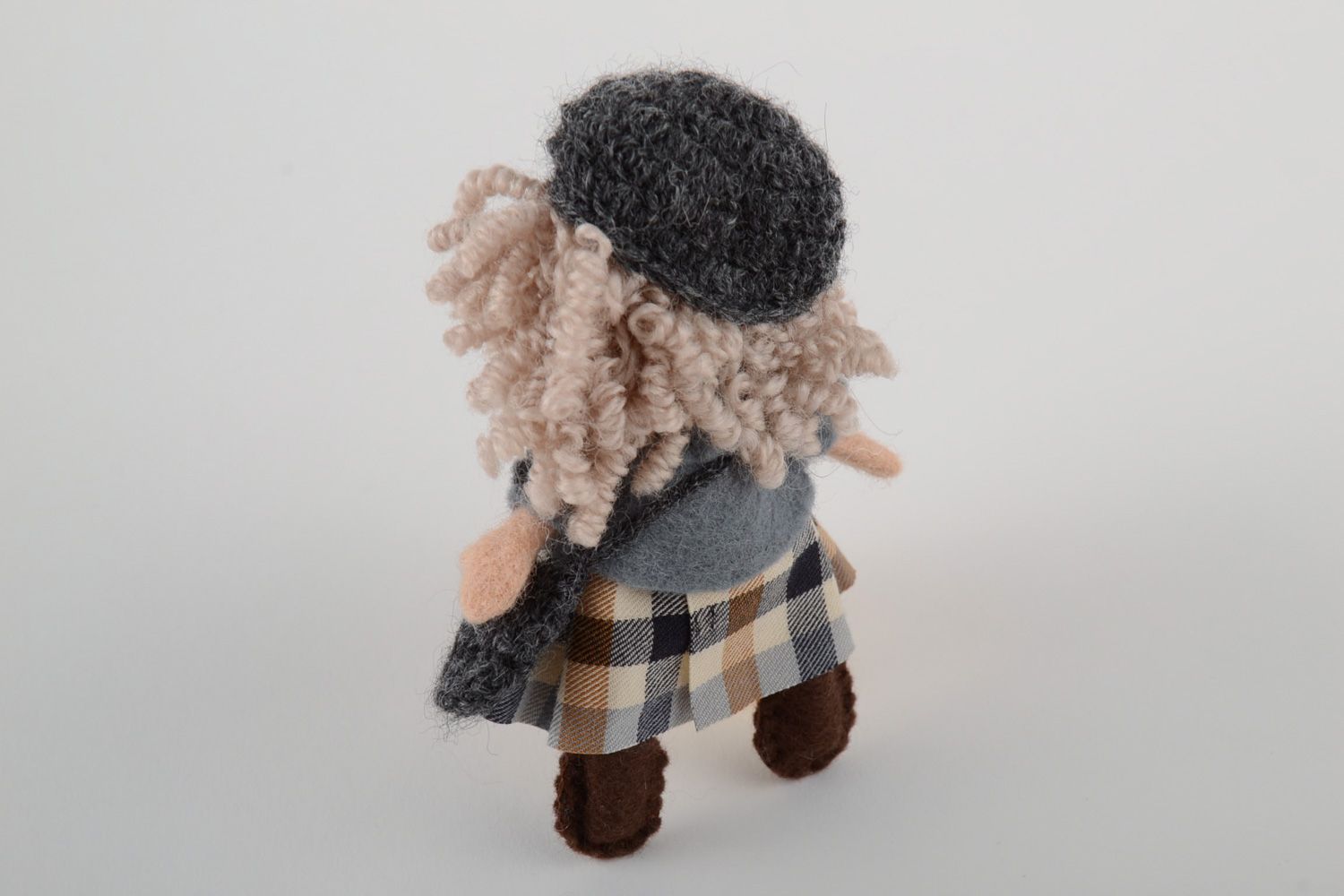 Kleine schöne weiche handmade Puppe aus Wolle in Trockenfilzen Technik  foto 3