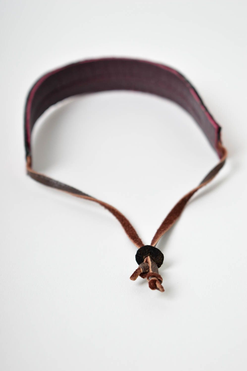 Необычный аксессуар из кожи хэнд мейд кожаный браслет с узорами браслет на руку фото 3