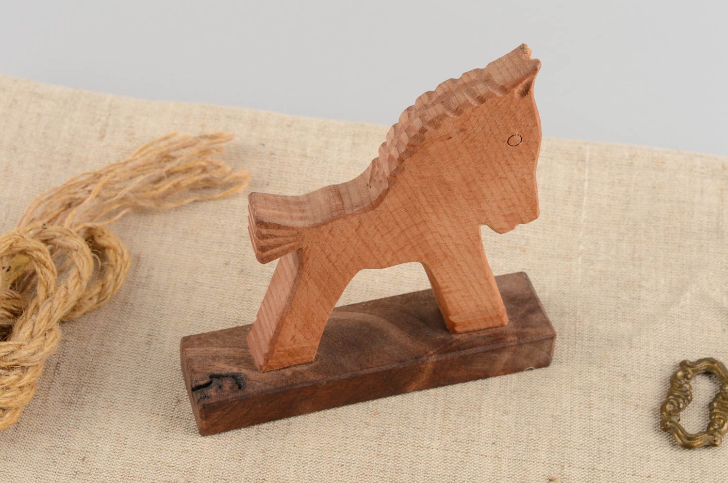Estatueta de madeira de autor na forma de cavalo de brinquedo artesanal foto 1