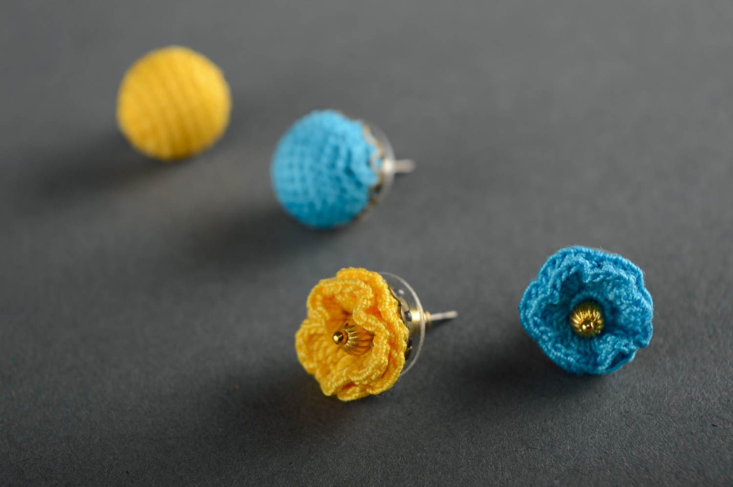 Boucles d'oreilles puces tricotées de fils en coton faites main fleurs femme photo 4