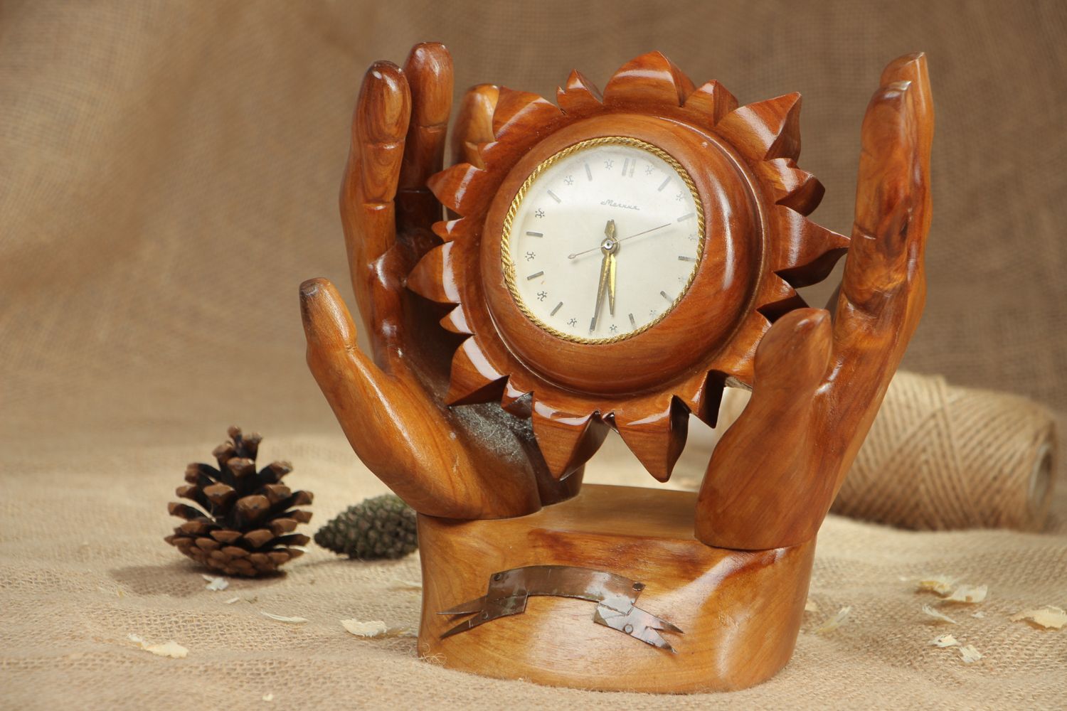 Часы ручной работы деревянные резные авторские Солнце в руках фото 5