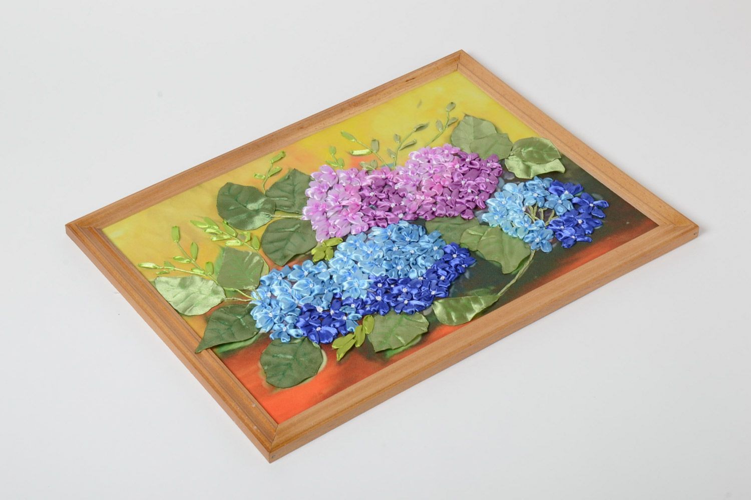 Cuadro bordado con flores de raso en marco de madera hortensias artesanal foto 2