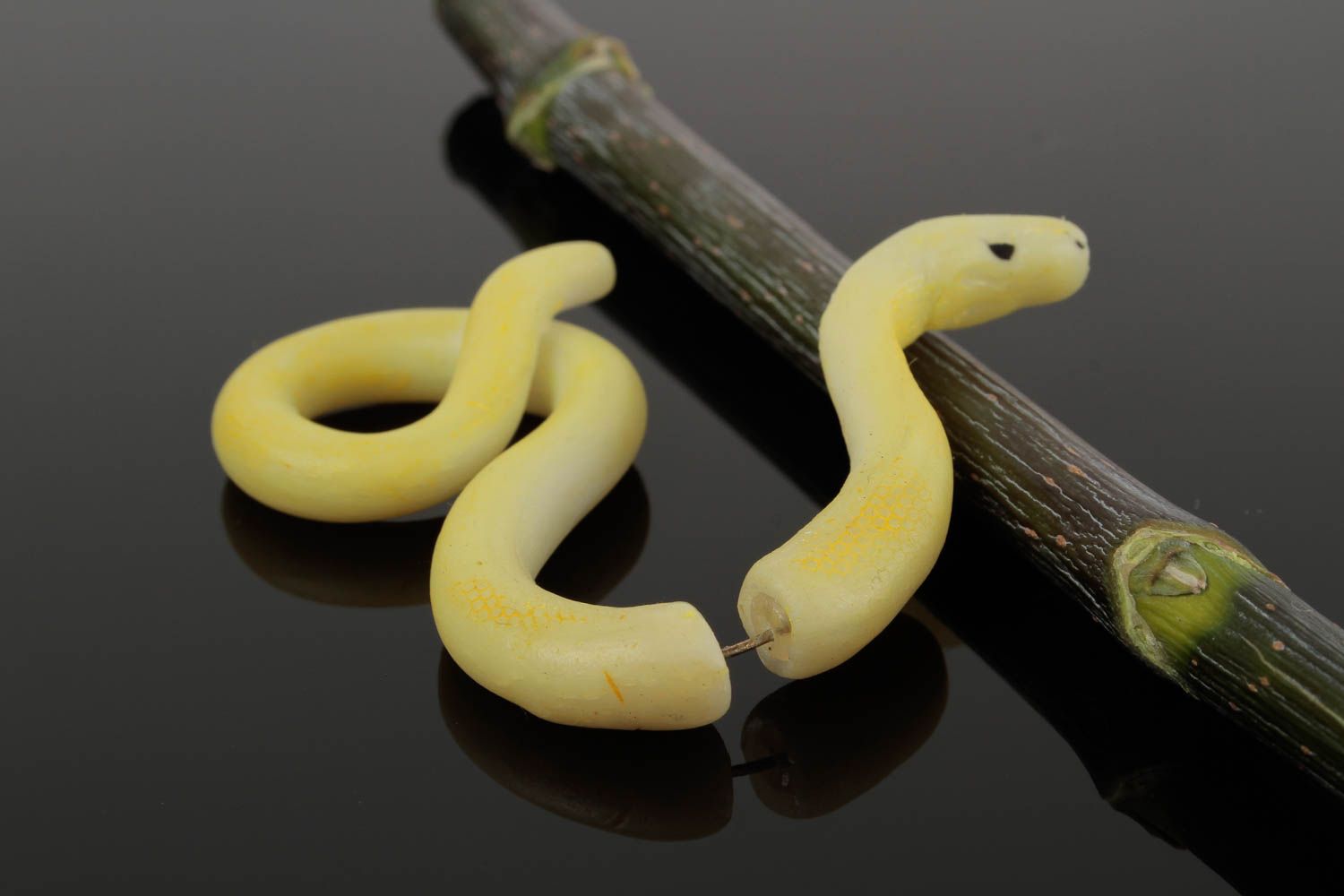 Boucle d'oreille serpent jaune Bijou fait main en pâte polymère Cadeau femme photo 1
