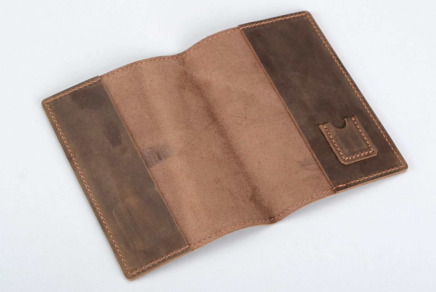 Cubierta de pasaporte de cuero marrón foto 2