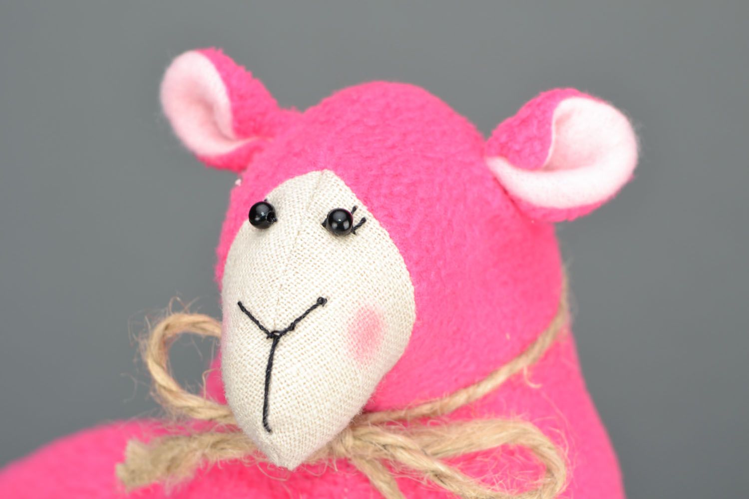 Brinquedo macio na forma de uma ovelha de cor rosa foto 3