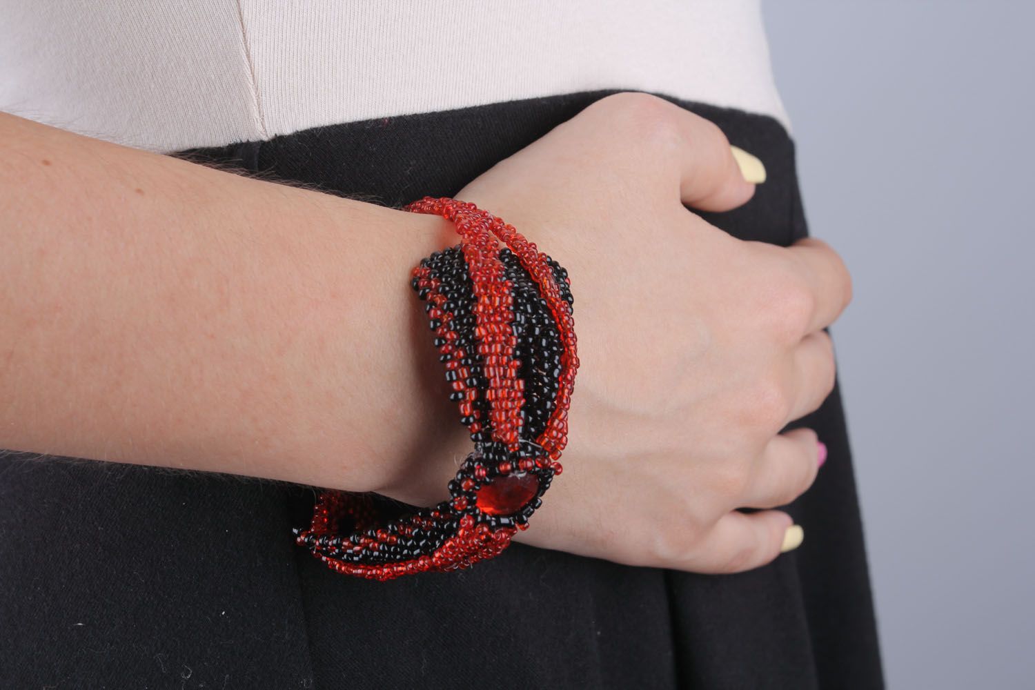 Bracelet noeud rouge et noir en perles de rocaille  photo 5