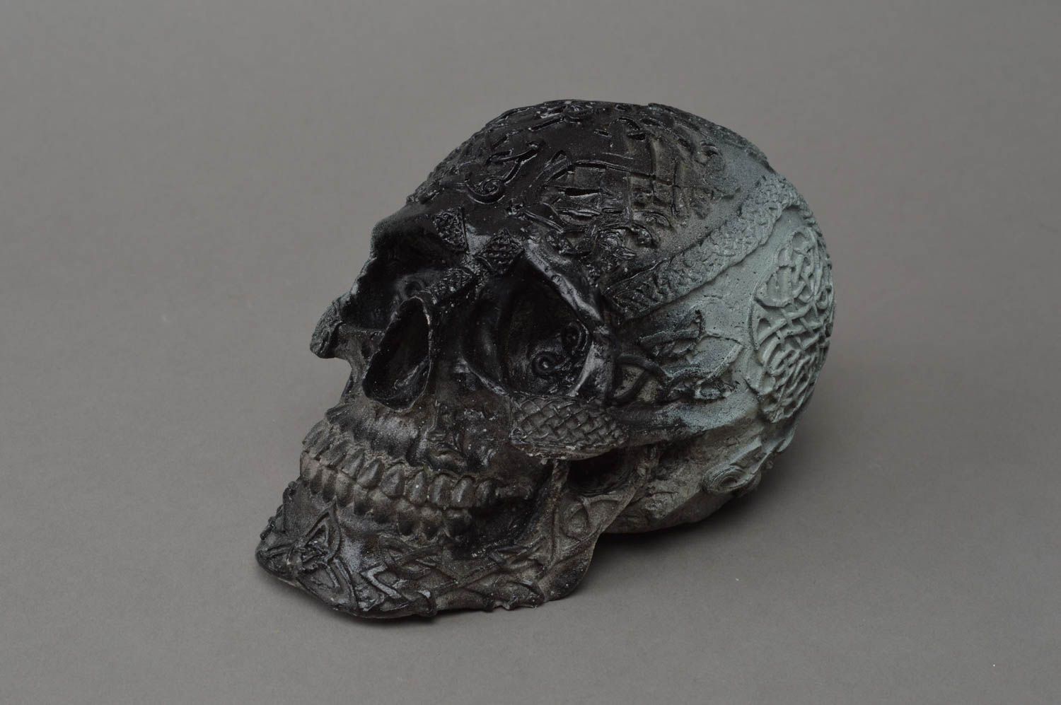 Crâne noir décoratif style celtique fait main en plâtre technique moulage photo 2