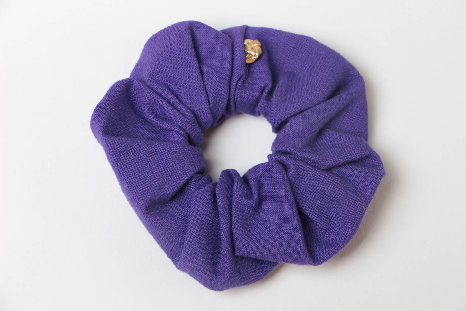 Резинка для волос из ткани хлопка ручной работы фиолетовая красивая нарядная фото 2