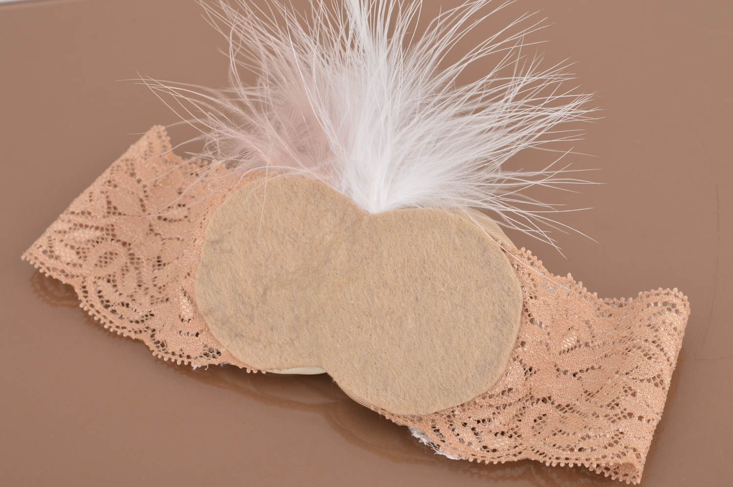 Цветочная повязка на голову ручная работа ажурная коричневая с перьями фото 5