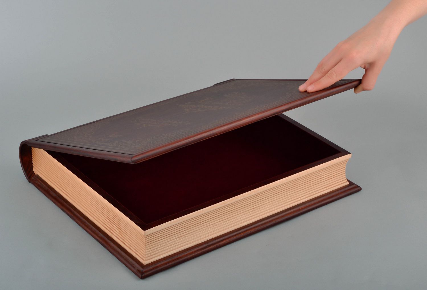 Caja decorativa fabricada de madera en forma de un libro foto 5