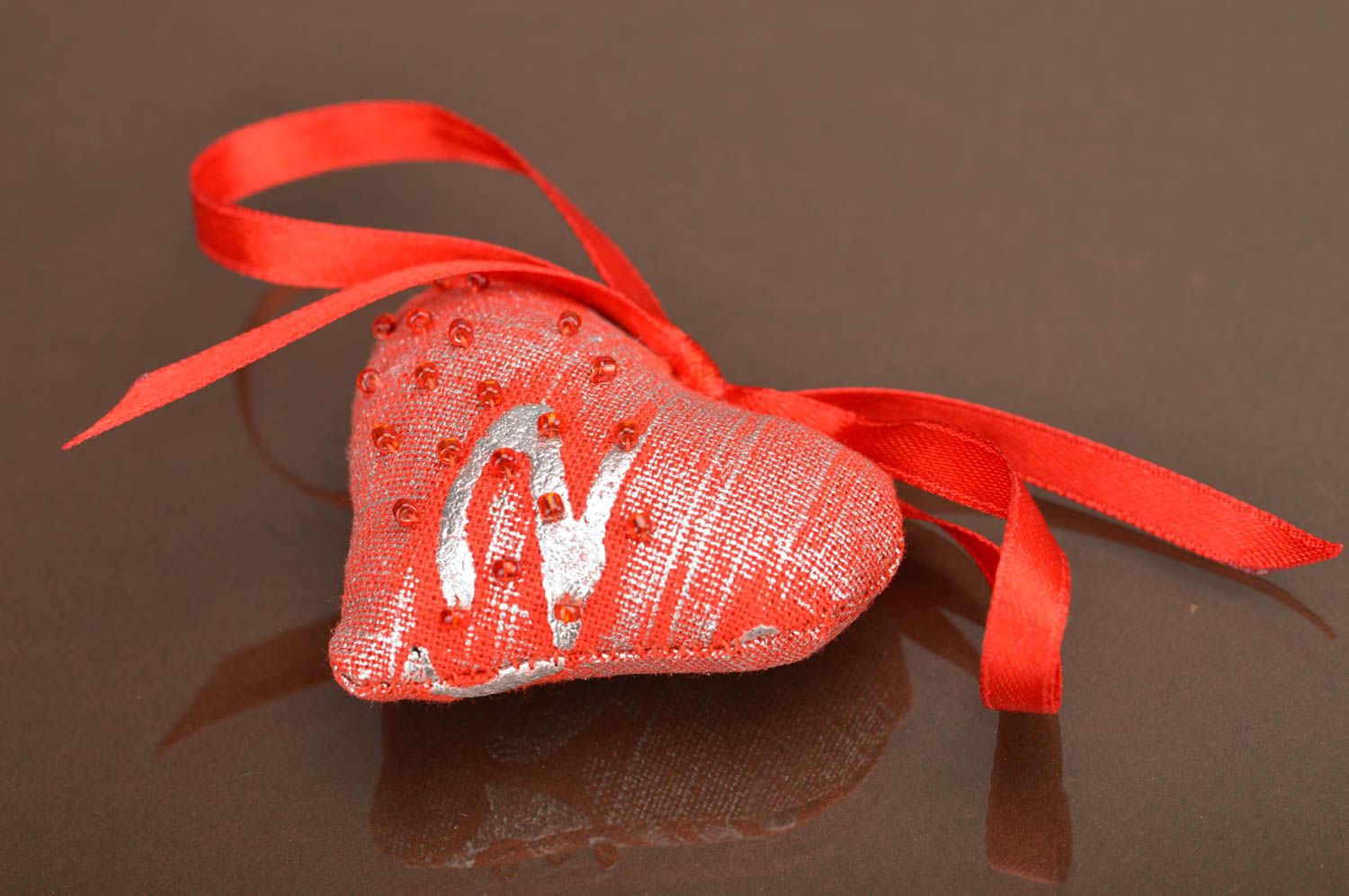 Мягкая интерьерная подвеска в виде красного сердца из хлопка ручной работы фото 2