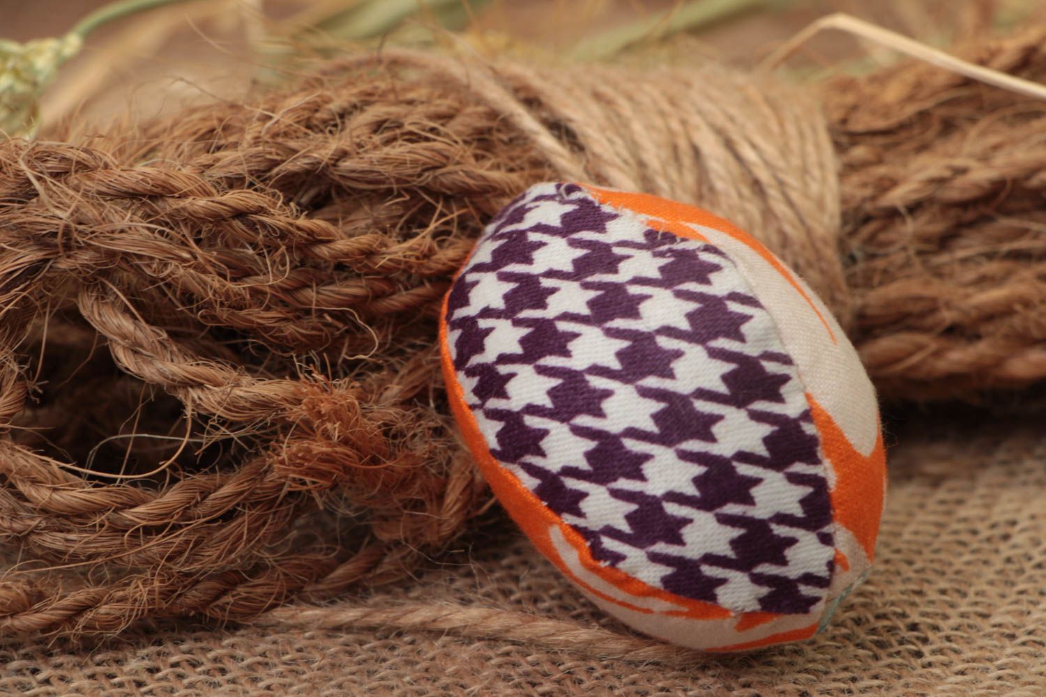 Декоративное текстильное яйцо мягкое для декора дома и детей ручной работы фото 1