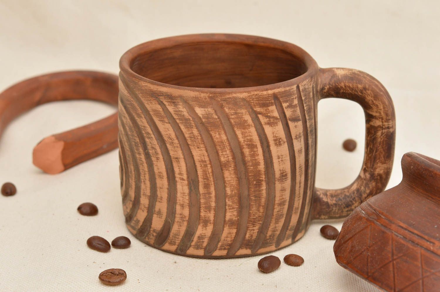 Небольшая глиняная чашка для чая или кофе с полосками посуда ручной работы  фото 1